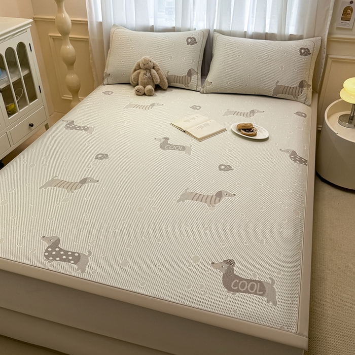 91家纺网 家纺一手货源 找家纺 全季家居 2025新款A类乙纶PE卡通系列凉豆豆席凉席席子 腊肠狗-浅咖-床席款