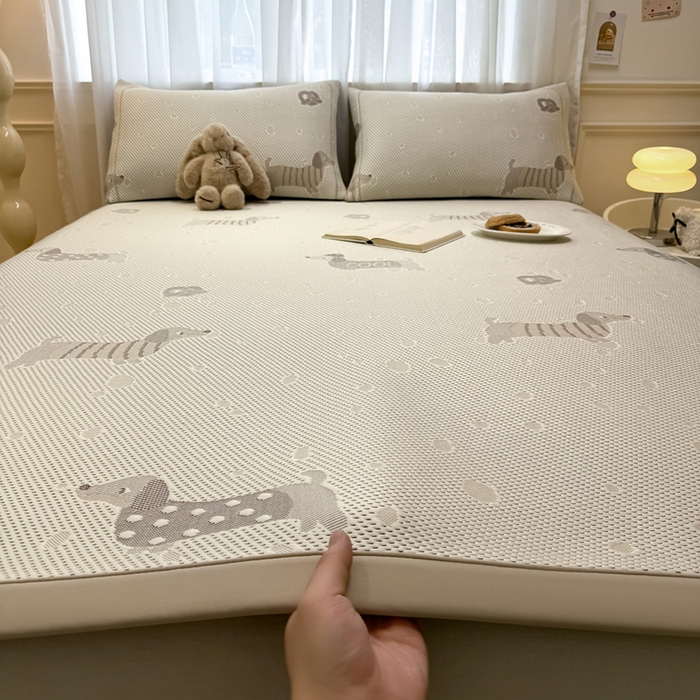 91家纺网 家纺一手货源 找家纺 全季家居 2025新款A类乙纶PE卡通系列凉豆豆席凉席席子 腊肠狗-浅咖-床席款