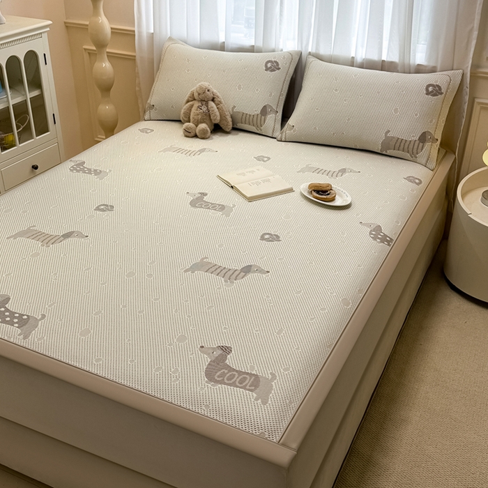 91家纺网 家纺一手货源 找家纺 全季家居 2025新款A类乙纶PE卡通系列凉豆豆席凉席席子 腊肠狗-浅咖-床席款