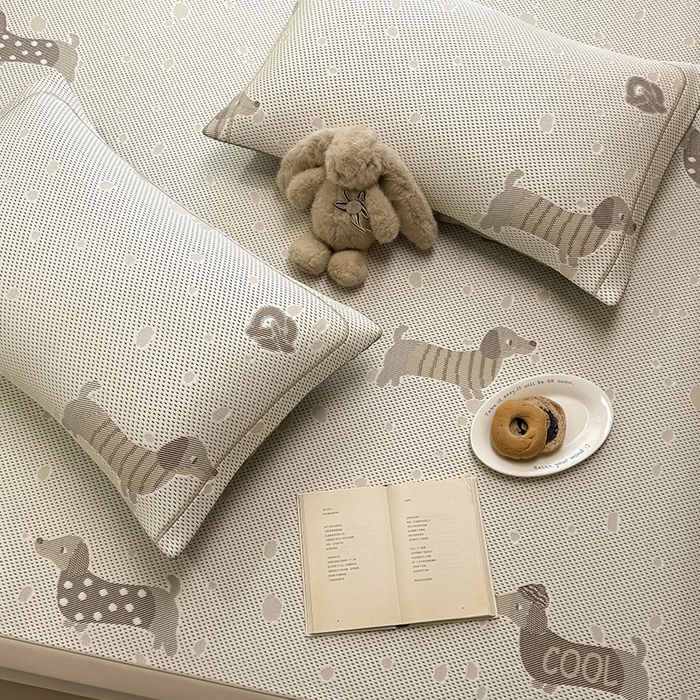 91家纺网 家纺一手货源 找家纺 全季家居 2025新款A类乙纶PE卡通系列凉豆豆席凉席席子 腊肠狗-浅咖-床席款