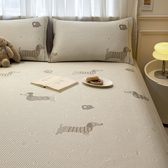 91家纺网 家纺一手货源 找家纺 全季家居 2025新款A类乙纶PE卡通系列凉豆豆席凉席席子 腊肠狗-浅咖-床席款