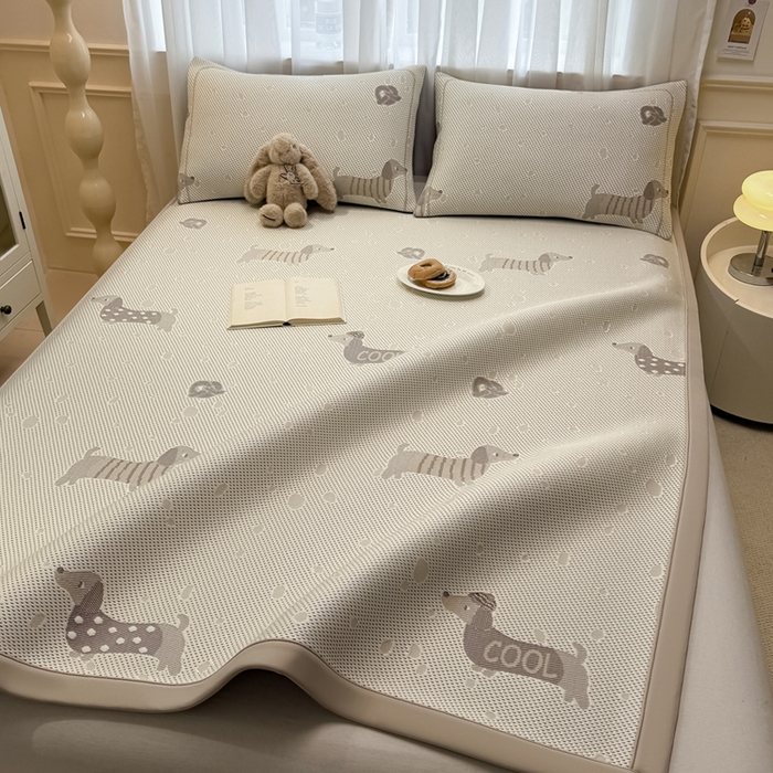 91家纺网 家纺一手货源 找家纺 全季家居 2025新款A类乙纶PE卡通系列凉豆豆席凉席席子 腊肠狗-浅咖-床席款