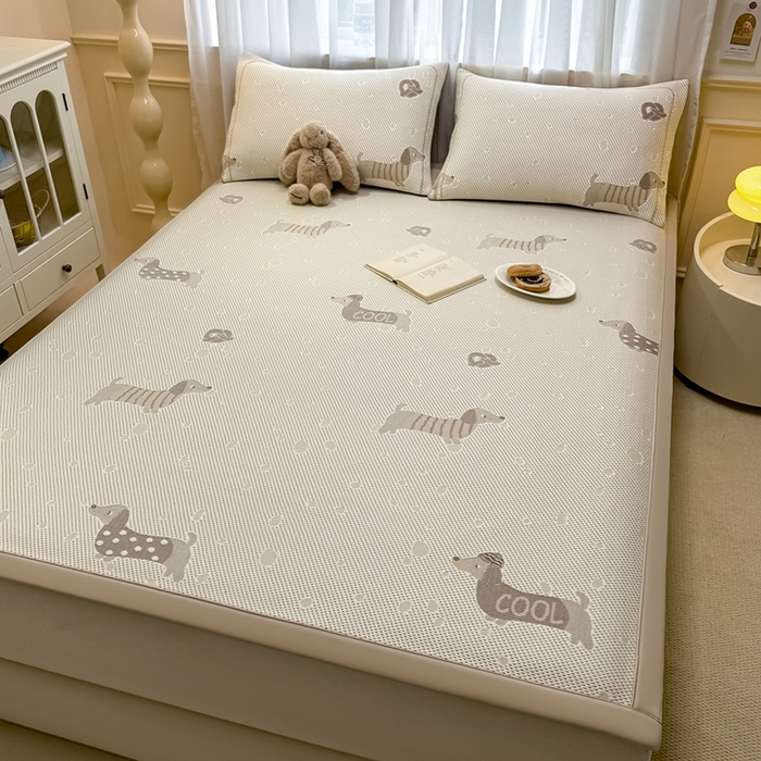91家纺网 家纺一手货源 找家纺 全季家居 2025新款A类乙纶PE卡通系列凉豆豆席凉席席子 腊肠狗-浅咖-床席款
