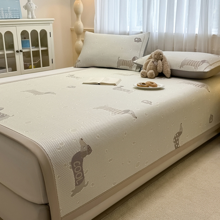 91家纺网 家纺一手货源 找家纺 全季家居 2025新款A类乙纶PE卡通系列凉豆豆席凉席席子 腊肠狗-浅咖-床席款