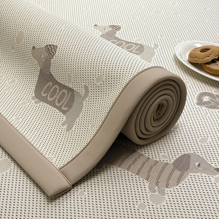 91家纺网 家纺一手货源 找家纺 全季家居 2025新款A类乙纶PE卡通系列凉豆豆席凉席席子 腊肠狗-浅咖-床席款