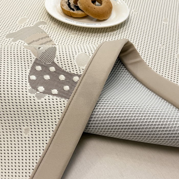 91家纺网 家纺一手货源 找家纺 全季家居 2025新款A类乙纶PE卡通系列凉豆豆席凉席席子 腊肠狗-浅咖-床席款