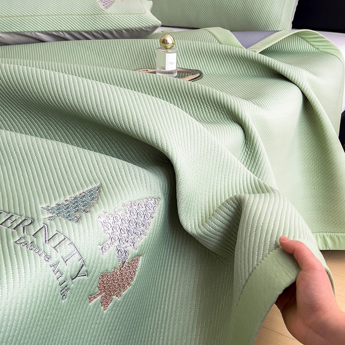 91家纺网 家纺一手货源 找家纺 全季家居 2025新款A类乙纶PE希望森林刺绣系列凉豆豆席凉席席子 水绿-床席款