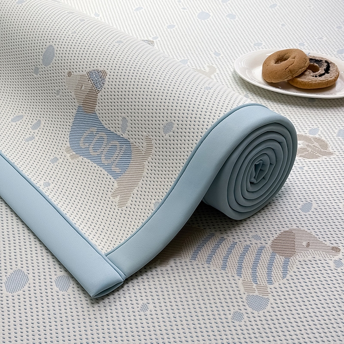 91家纺网 家纺一手货源 找家纺 全季家居 2025新款A类乙纶PE卡通系列凉豆豆席凉席席子 腊肠狗-天蓝-床席款