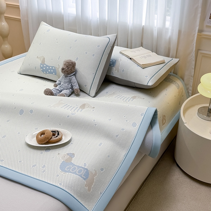 91家纺网 家纺一手货源 找家纺 全季家居 2025新款A类乙纶PE卡通系列凉豆豆席凉席席子 腊肠狗-天蓝-床席款