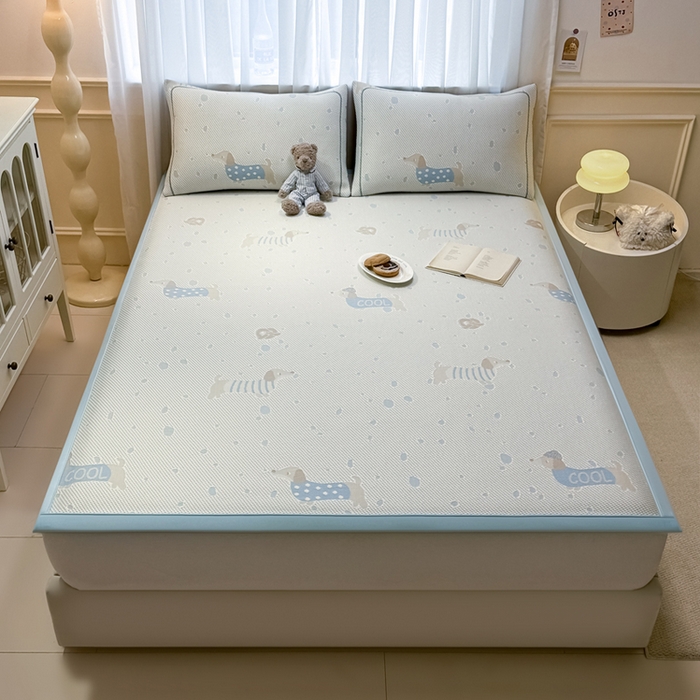 91家纺网 家纺一手货源 找家纺 全季家居 2025新款A类乙纶PE卡通系列凉豆豆席凉席席子 腊肠狗-天蓝-床席款