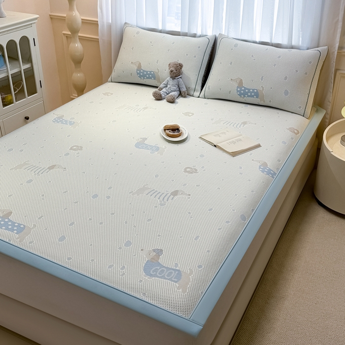 91家纺网 家纺一手货源 找家纺 全季家居 2025新款A类乙纶PE卡通系列凉豆豆席凉席席子 腊肠狗-天蓝-床席款