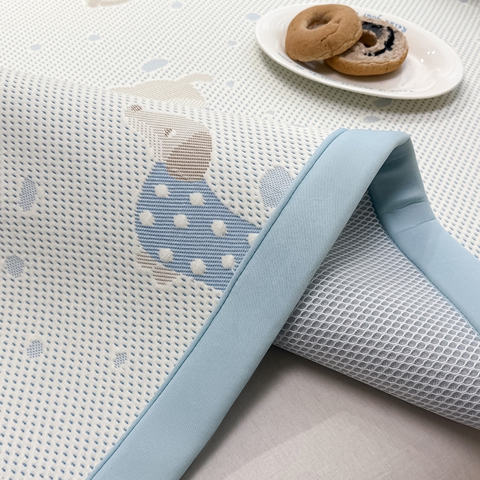 91家纺网 家纺一手货源 找家纺 全季家居 2025新款A类乙纶PE卡通系列凉豆豆席凉席席子 腊肠狗-天蓝-床席款