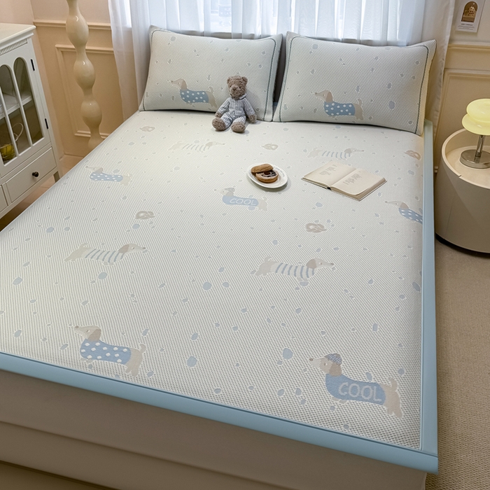 91家纺网 家纺一手货源 找家纺 全季家居 2025新款A类乙纶PE卡通系列凉豆豆席凉席席子 腊肠狗-天蓝-床席款