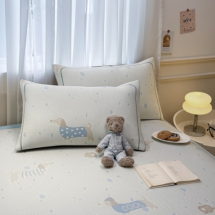 91家纺网 家纺一手货源 找家纺 全季家居 2025新款A类乙纶PE卡通系列凉豆豆席凉席席子 腊肠狗-天蓝-床席款