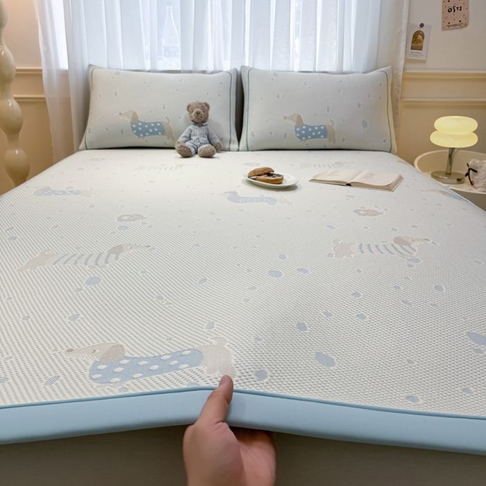 91家纺网 家纺一手货源 找家纺 全季家居 2025新款A类乙纶PE卡通系列凉豆豆席凉席席子 腊肠狗-天蓝-床席款