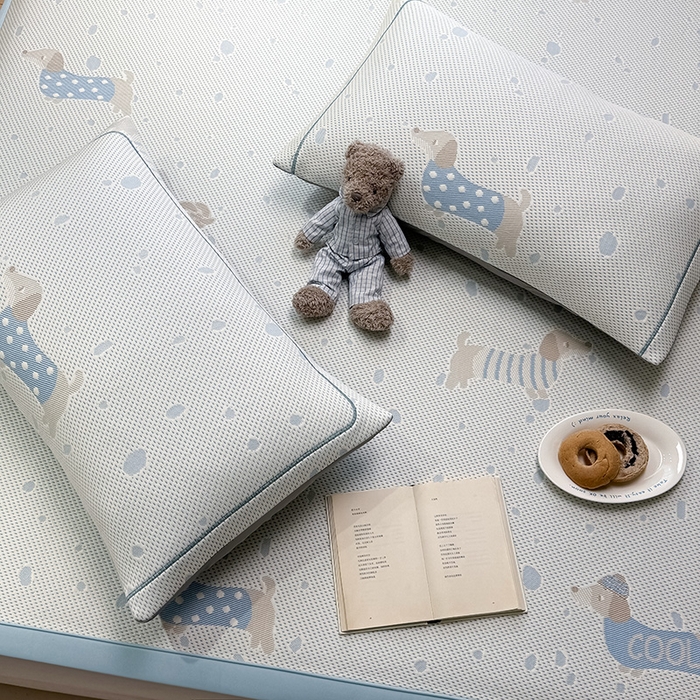 91家纺网 家纺一手货源 找家纺 全季家居 2025新款A类乙纶PE卡通系列凉豆豆席凉席席子 腊肠狗-天蓝-床席款