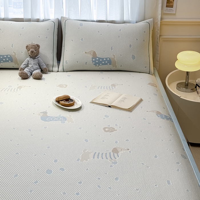 91家纺网 家纺一手货源 找家纺 全季家居 2025新款A类乙纶PE卡通系列凉豆豆席凉席席子 腊肠狗-天蓝-床席款