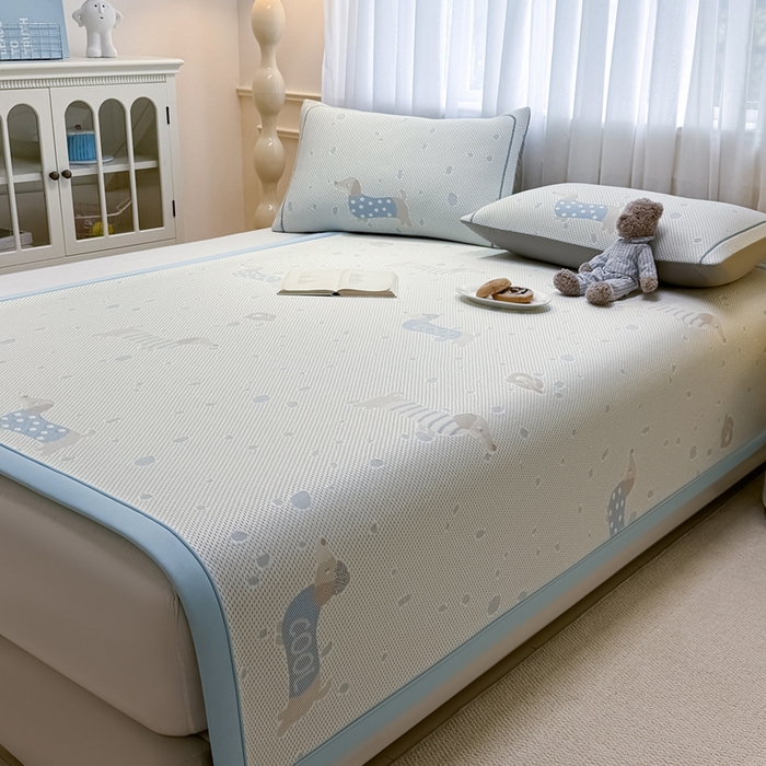 91家纺网 家纺一手货源 找家纺 全季家居 2025新款A类乙纶PE卡通系列凉豆豆席凉席席子 腊肠狗-天蓝-床席款