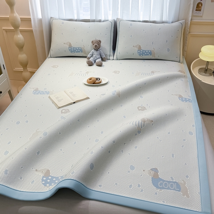 91家纺网 家纺一手货源 找家纺 全季家居 2025新款A类乙纶PE卡通系列凉豆豆席凉席席子 腊肠狗-天蓝-床席款