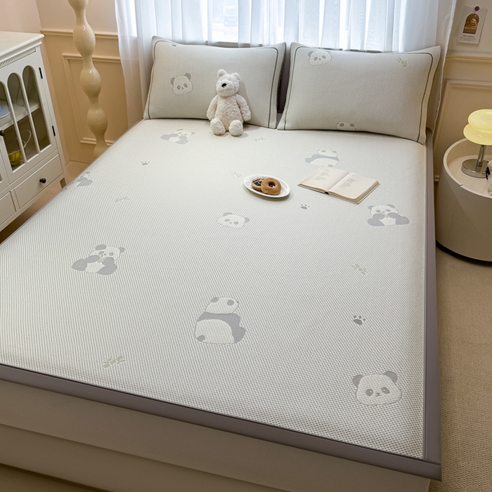 91家纺网 家纺一手货源 找家纺 全季家居 2025新款A类乙纶PE卡通系列凉豆豆席凉席席子 熊猫宝宝-床席款