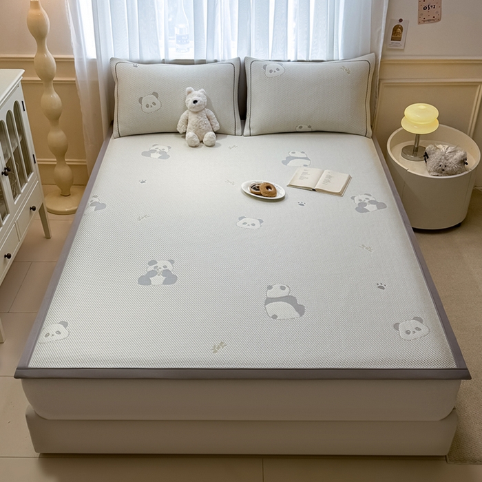 91家纺网 家纺一手货源 找家纺 全季家居 2025新款A类乙纶PE卡通系列凉豆豆席凉席席子 熊猫宝宝-床席款