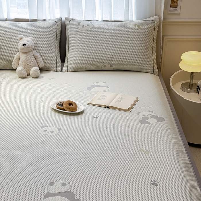91家纺网 家纺一手货源 找家纺 全季家居 2025新款A类乙纶PE卡通系列凉豆豆席凉席席子 熊猫宝宝-床席款