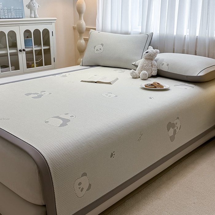 91家纺网 家纺一手货源 找家纺 全季家居 2025新款A类乙纶PE卡通系列凉豆豆席凉席席子 熊猫宝宝-床席款