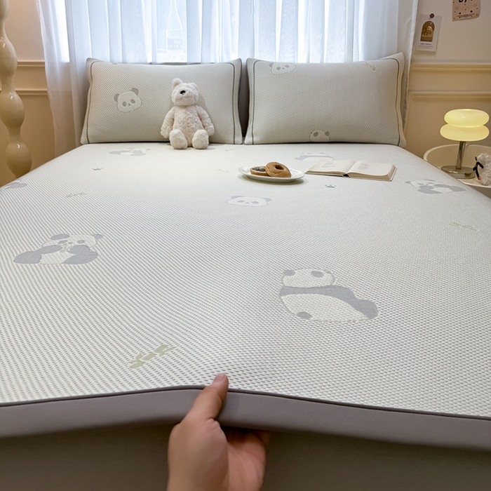 91家纺网 家纺一手货源 找家纺 全季家居 2025新款A类乙纶PE卡通系列凉豆豆席凉席席子 熊猫宝宝-床席款