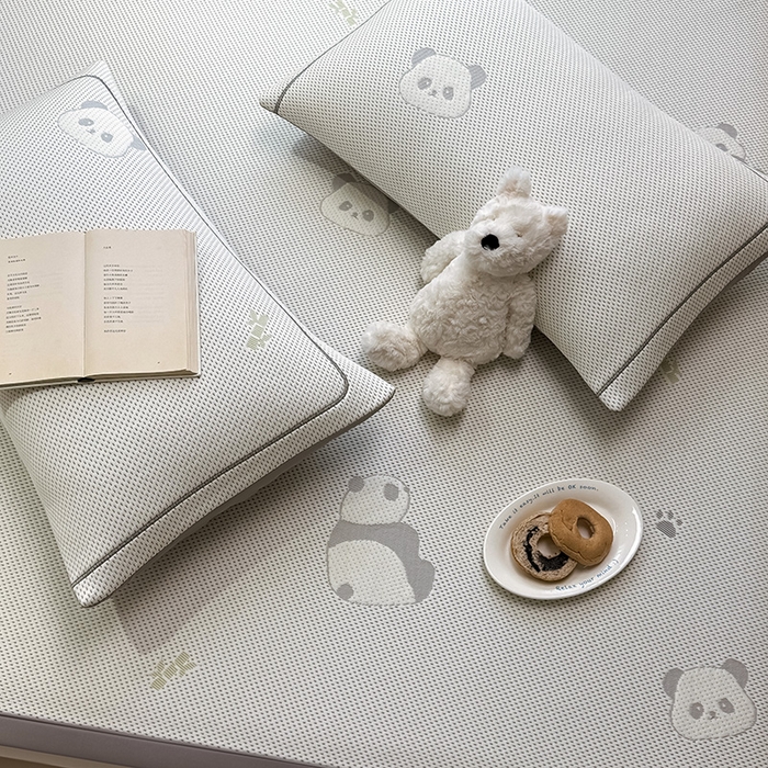 91家纺网 家纺一手货源 找家纺 全季家居 2025新款A类乙纶PE卡通系列凉豆豆席凉席席子 熊猫宝宝-床席款