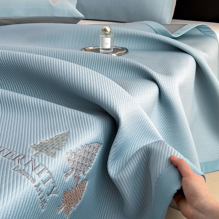 91家纺网 家纺一手货源 找家纺 全季家居 2025新款A类乙纶PE希望森林刺绣系列凉豆豆席凉席席子 天蓝-床席款