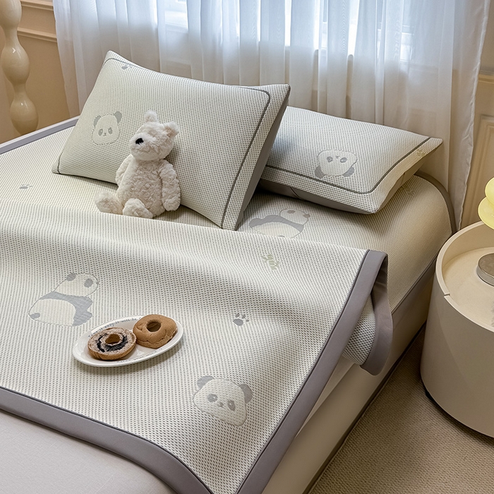 91家纺网 家纺一手货源 找家纺 全季家居 2025新款A类乙纶PE卡通系列凉豆豆席凉席席子 熊猫宝宝-床席款