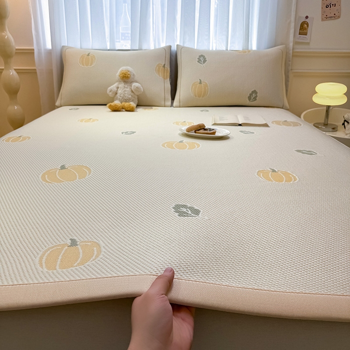 91家纺网 家纺一手货源 找家纺 全季家居 2025新款A类乙纶PE卡通系列凉豆豆席凉席席子 元气南瓜-浅咖-床席款