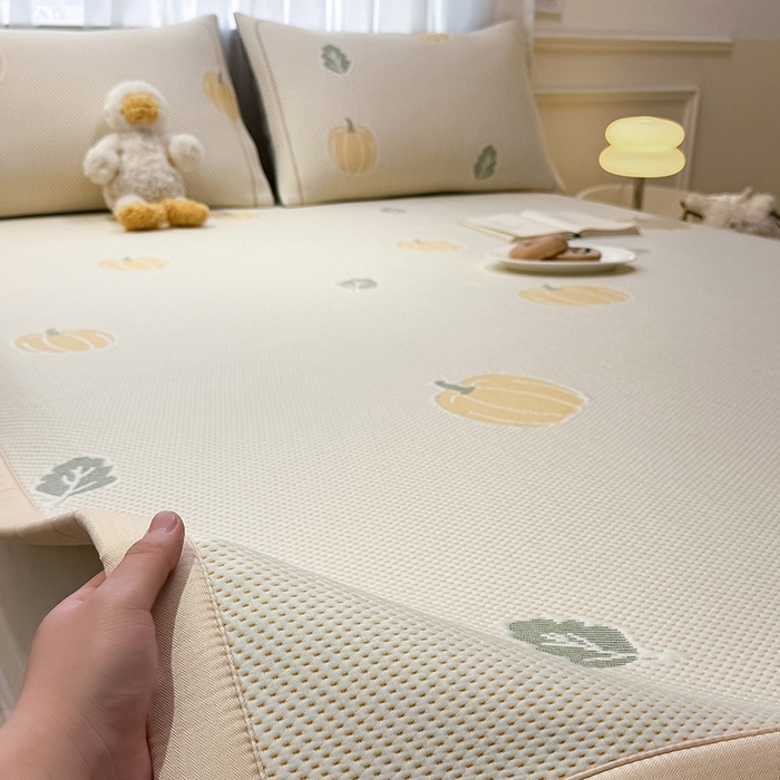 91家纺网 家纺一手货源 找家纺 全季家居 2025新款A类乙纶PE卡通系列凉豆豆席凉席席子 元气南瓜-浅咖-床席款