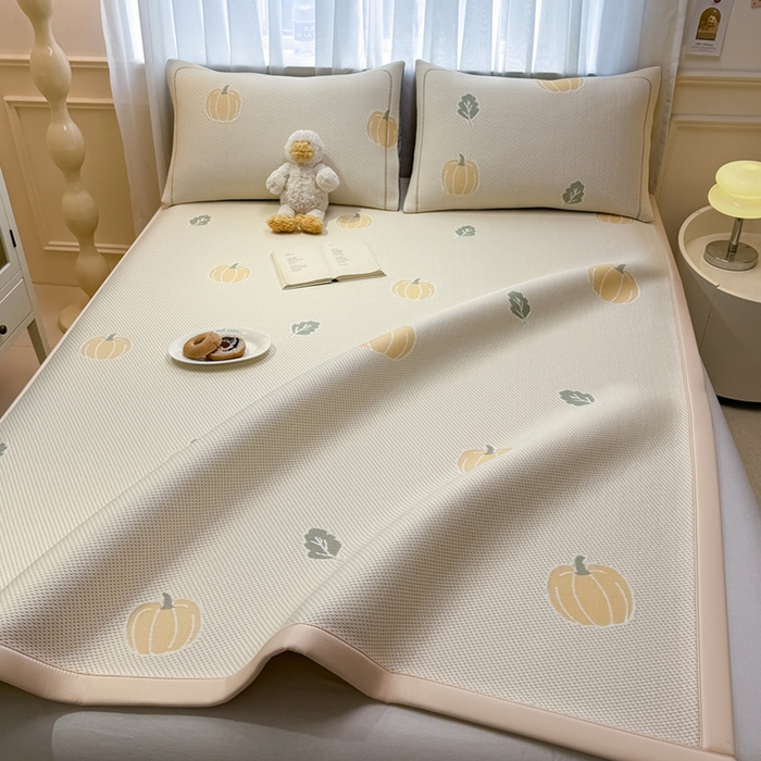 91家纺网 家纺一手货源 找家纺 全季家居 2025新款A类乙纶PE卡通系列凉豆豆席凉席席子 元气南瓜-浅咖-床席款