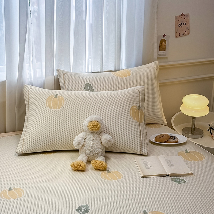 91家纺网 家纺一手货源 找家纺 全季家居 2025新款A类乙纶PE卡通系列凉豆豆席凉席席子 元气南瓜-浅咖-床席款