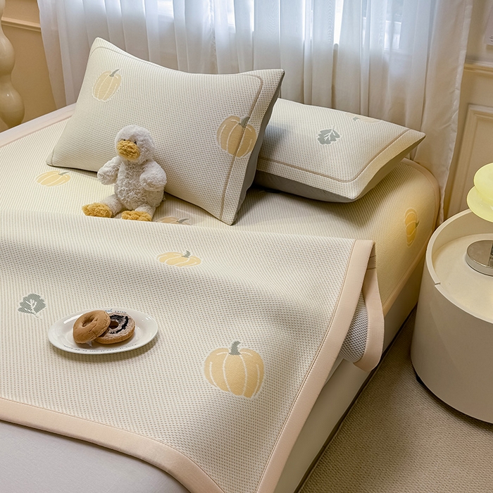 91家纺网 家纺一手货源 找家纺 全季家居 2025新款A类乙纶PE卡通系列凉豆豆席凉席席子 元气南瓜-浅咖-床席款