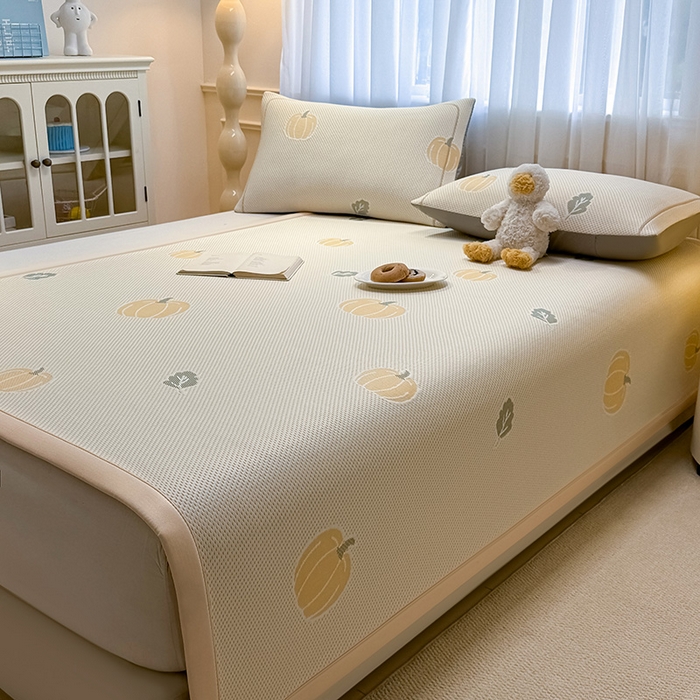 91家纺网 家纺一手货源 找家纺 全季家居 2025新款A类乙纶PE卡通系列凉豆豆席凉席席子 元气南瓜-浅咖-床席款