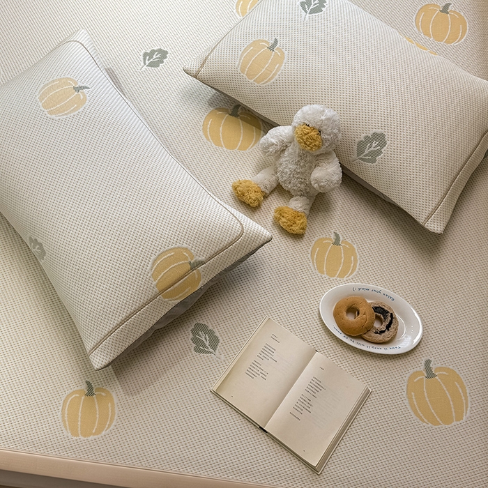 91家纺网 家纺一手货源 找家纺 全季家居 2025新款A类乙纶PE卡通系列凉豆豆席凉席席子 元气南瓜-浅咖-床席款