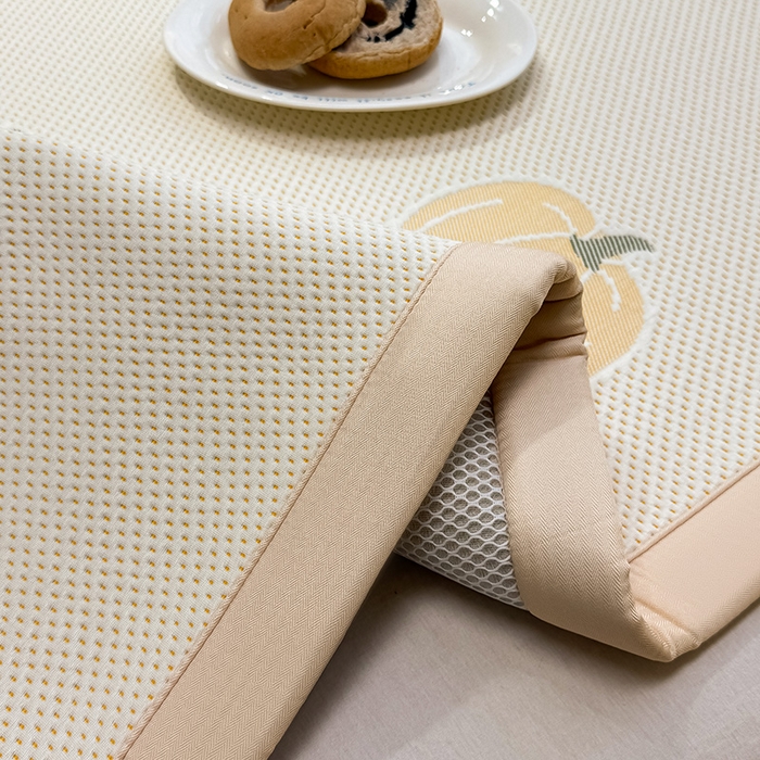 91家纺网 家纺一手货源 找家纺 全季家居 2025新款A类乙纶PE卡通系列凉豆豆席凉席席子 元气南瓜-浅咖-床席款