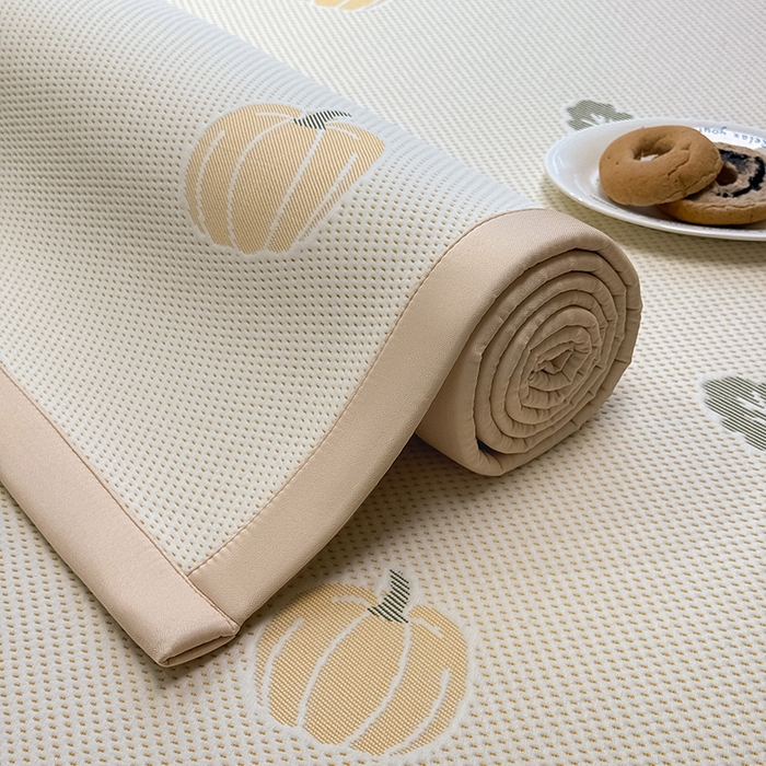 91家纺网 家纺一手货源 找家纺 全季家居 2025新款A类乙纶PE卡通系列凉豆豆席凉席席子 元气南瓜-浅咖-床席款