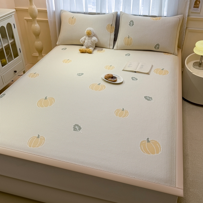 91家纺网 家纺一手货源 找家纺 全季家居 2025新款A类乙纶PE卡通系列凉豆豆席凉席席子 元气南瓜-浅咖-床席款