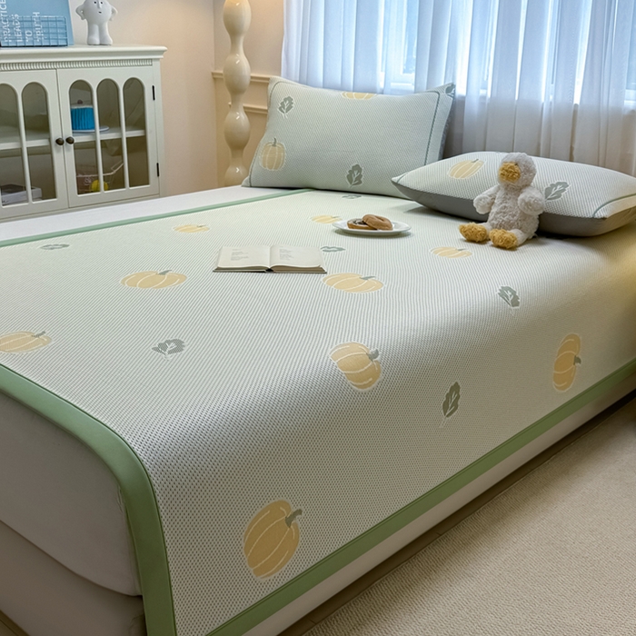 91家纺网 家纺一手货源 找家纺 全季家居 2025新款A类乙纶PE卡通系列凉豆豆席凉席席子 元气南瓜-水绿-床席款