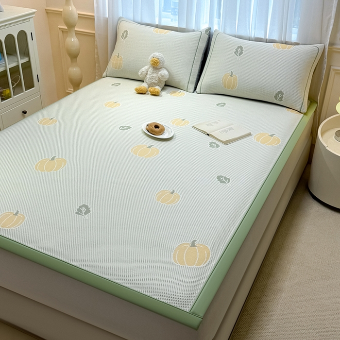 91家纺网 家纺一手货源 找家纺 全季家居 2025新款A类乙纶PE卡通系列凉豆豆席凉席席子 元气南瓜-水绿-床席款