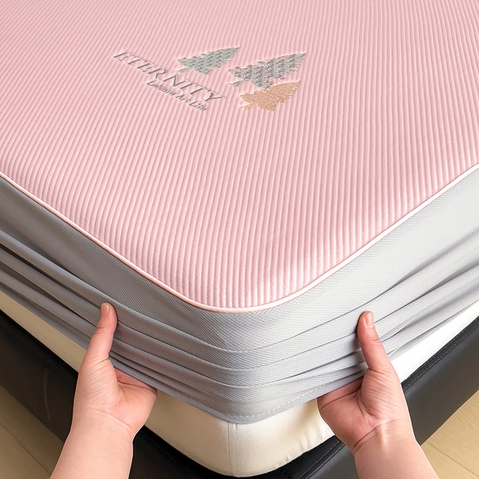 91家纺网 家纺一手货源 找家纺 全季家居 2025新款A类乙纶PE希望森林刺绣系列凉豆豆席凉席席子 淡粉-床笠款