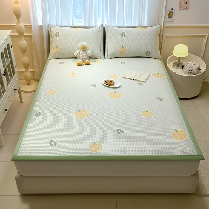 91家纺网 家纺一手货源 找家纺 全季家居 2025新款A类乙纶PE卡通系列凉豆豆席凉席席子 元气南瓜-水绿-床席款