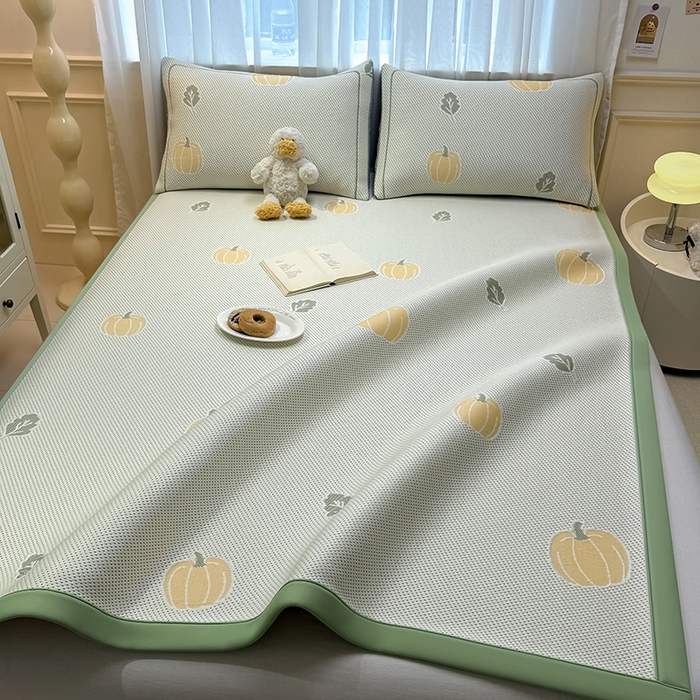 91家纺网 家纺一手货源 找家纺 全季家居 2025新款A类乙纶PE卡通系列凉豆豆席凉席席子 元气南瓜-水绿-床席款