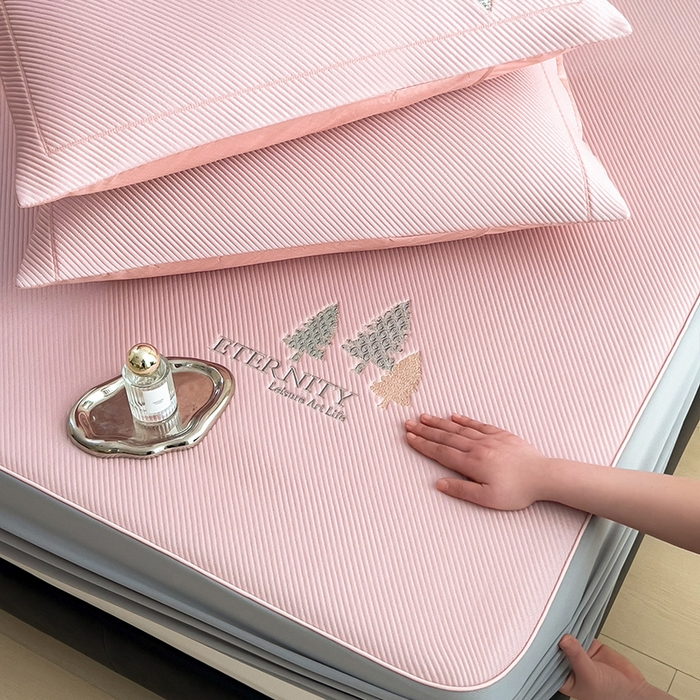 91家纺网 家纺一手货源 找家纺 全季家居 2025新款A类乙纶PE希望森林刺绣系列凉豆豆席凉席席子 淡粉-床笠款