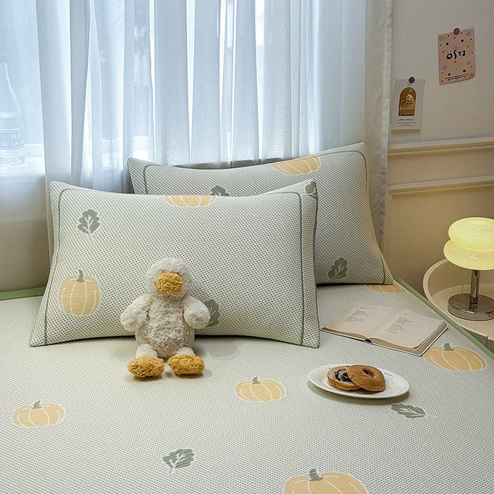 91家纺网 家纺一手货源 找家纺 全季家居 2025新款A类乙纶PE卡通系列凉豆豆席凉席席子 元气南瓜-水绿-床席款