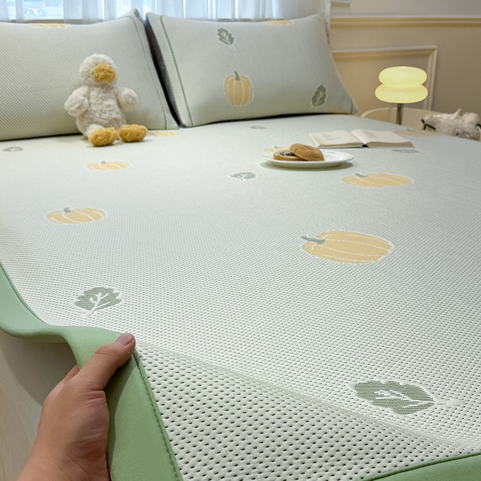 91家纺网 家纺一手货源 找家纺 全季家居 2025新款A类乙纶PE卡通系列凉豆豆席凉席席子 元气南瓜-水绿-床席款