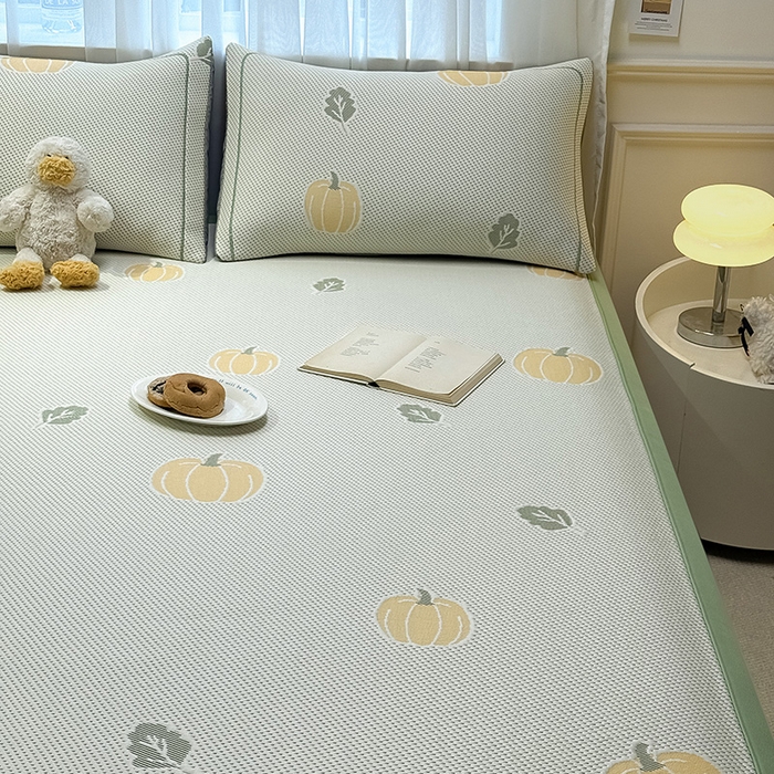 91家纺网 家纺一手货源 找家纺 全季家居 2025新款A类乙纶PE卡通系列凉豆豆席凉席席子 元气南瓜-水绿-床席款